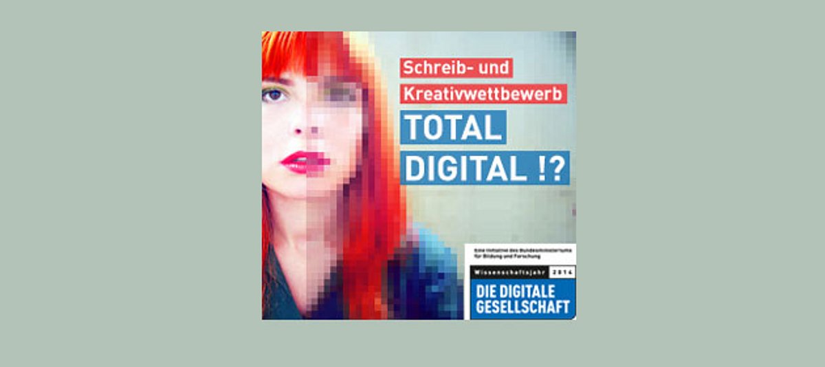 Das Banner des Wettbewerbes "Total digital!?" Eine junge Frau mit roten Haaren, deren eine Gesichtshälfte ganz verpixelt ist.
