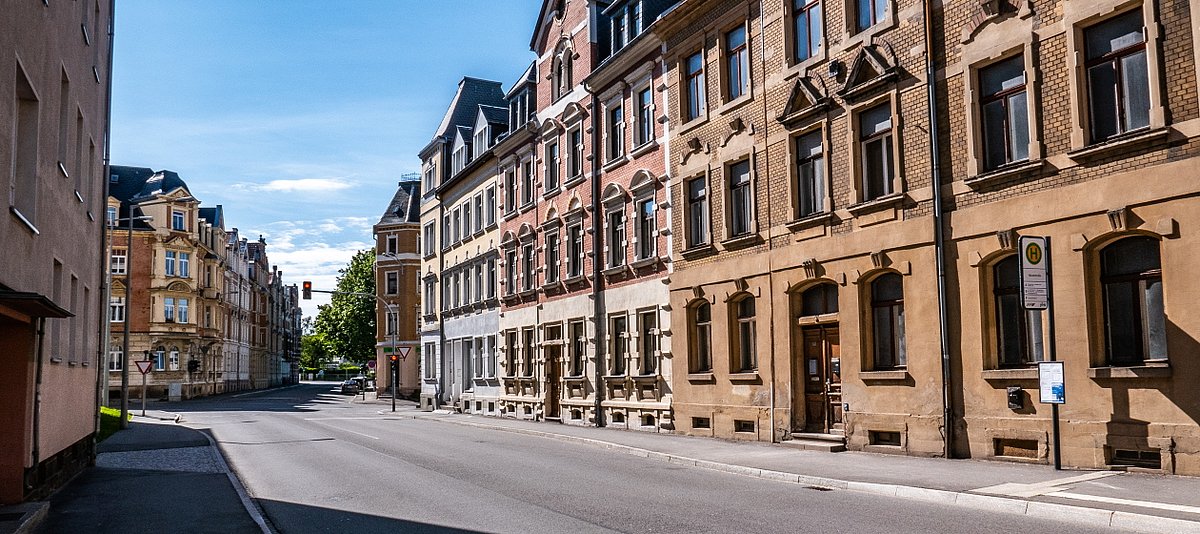 Eine Straße in einer deutschen Stadt, die vollkommen verlassen scheint, rechts im Bild ist eine Bushaltestelle zu sehen