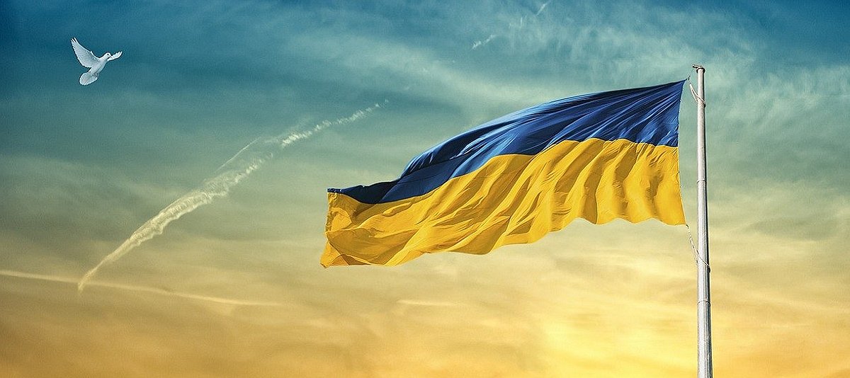 Ukrainische Flagge vor einem Sonnenuntergang
