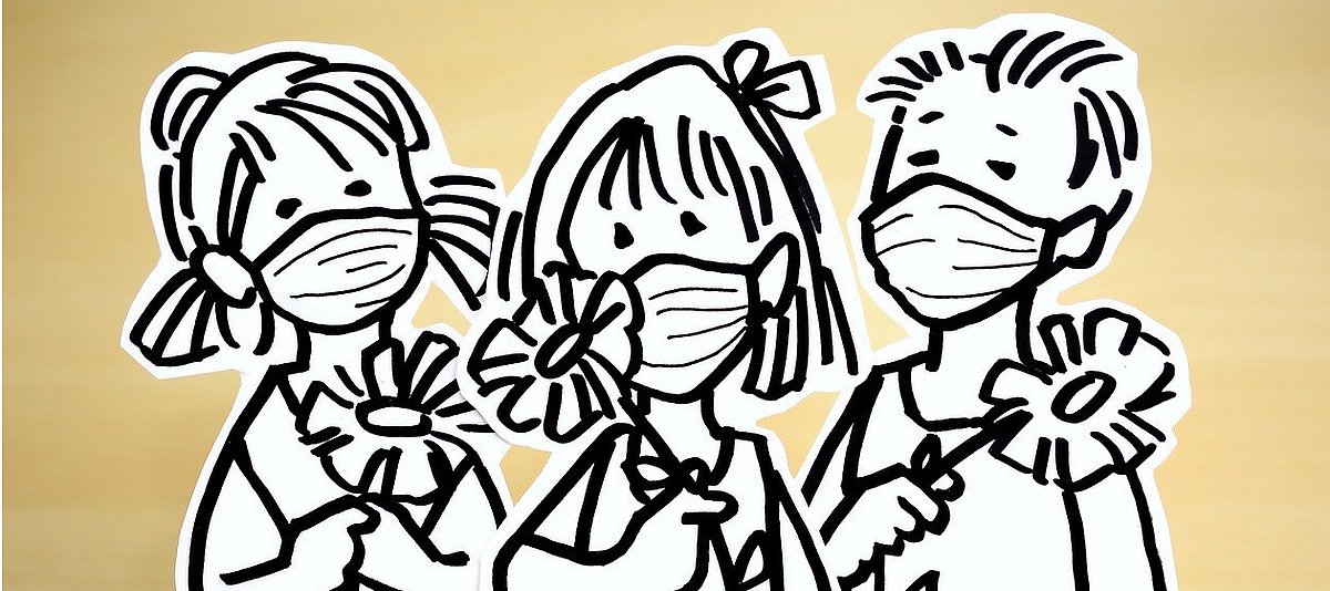 Zeichnung mit drei Kindern mit Atemschutzmaske und Blumen in der Hand