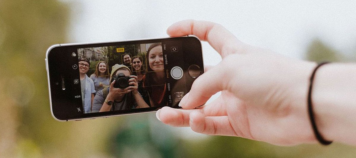 Eine Gruppe Jugendlicher beim Selfie auf einem Smartphone
