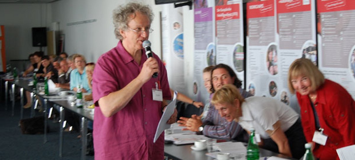 Dr. Werner Müller (transfer e.V.) moderierte Teile der Auftaktveranstaltung von "Kommune goes International" in Köln.