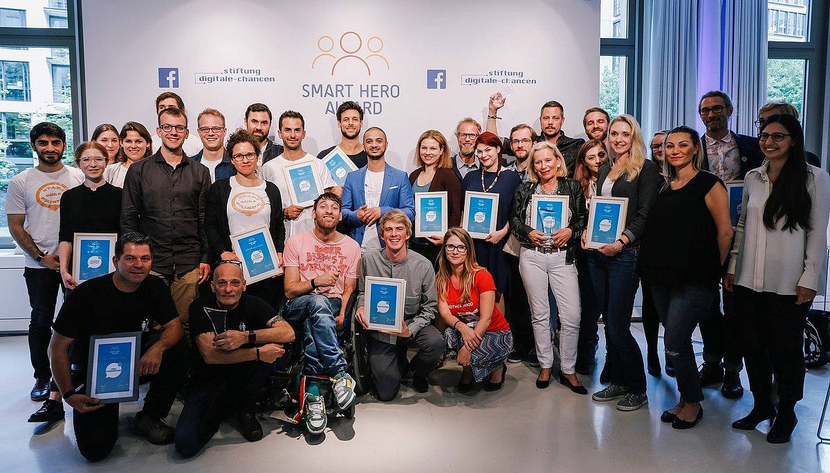 Gruppenfoto der Preisträger/-innen des Smart Hero Award 2017