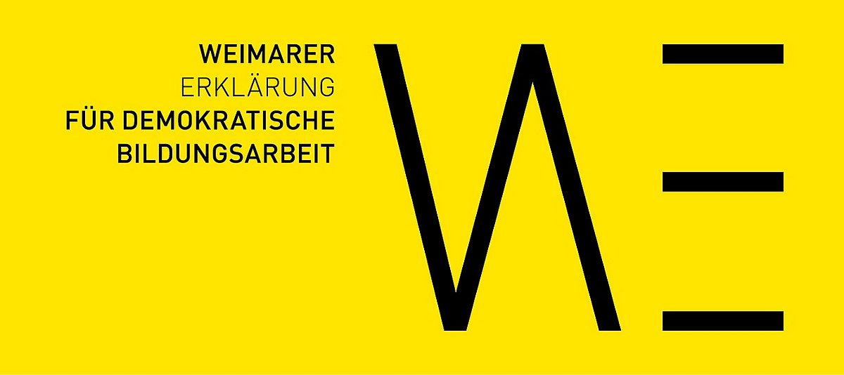 Das Logo zur Weimarer Erklärung: WE und die vier Hauptthesen vor einem gelben Hintergrund.