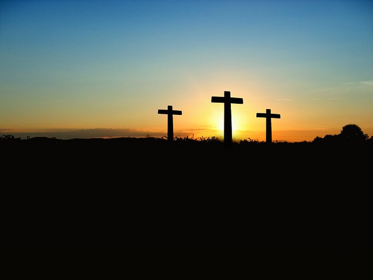 Kreuze vor der untergehenden Abendsonne