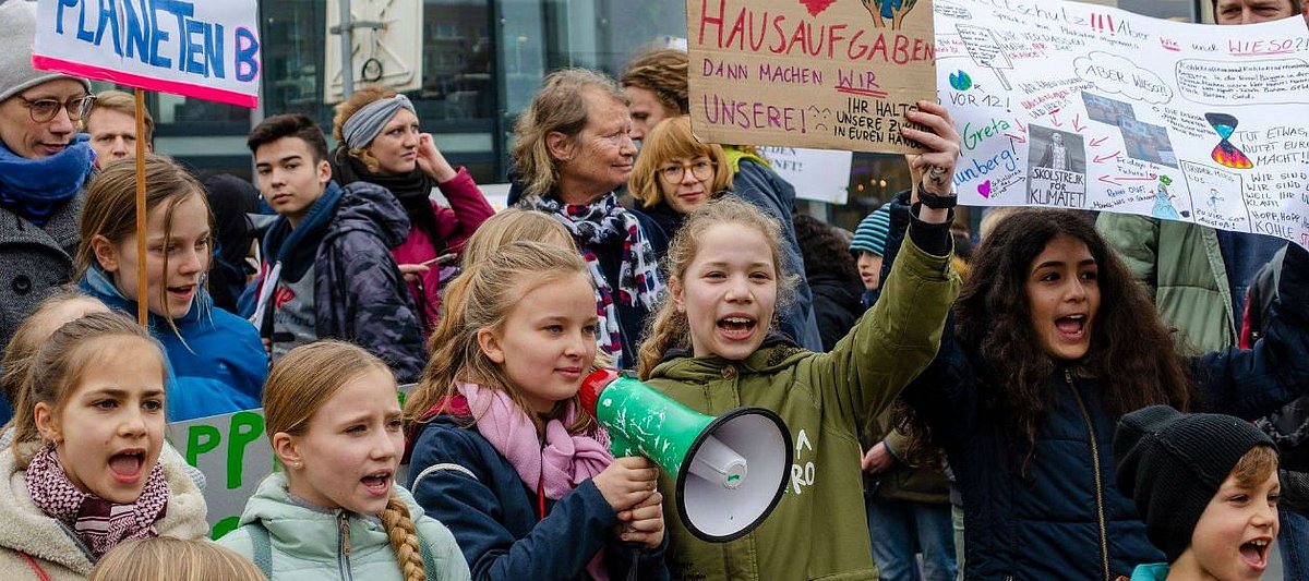 Kinder und Jugendlichen bei einer "Fridays for Future"-Demonstration