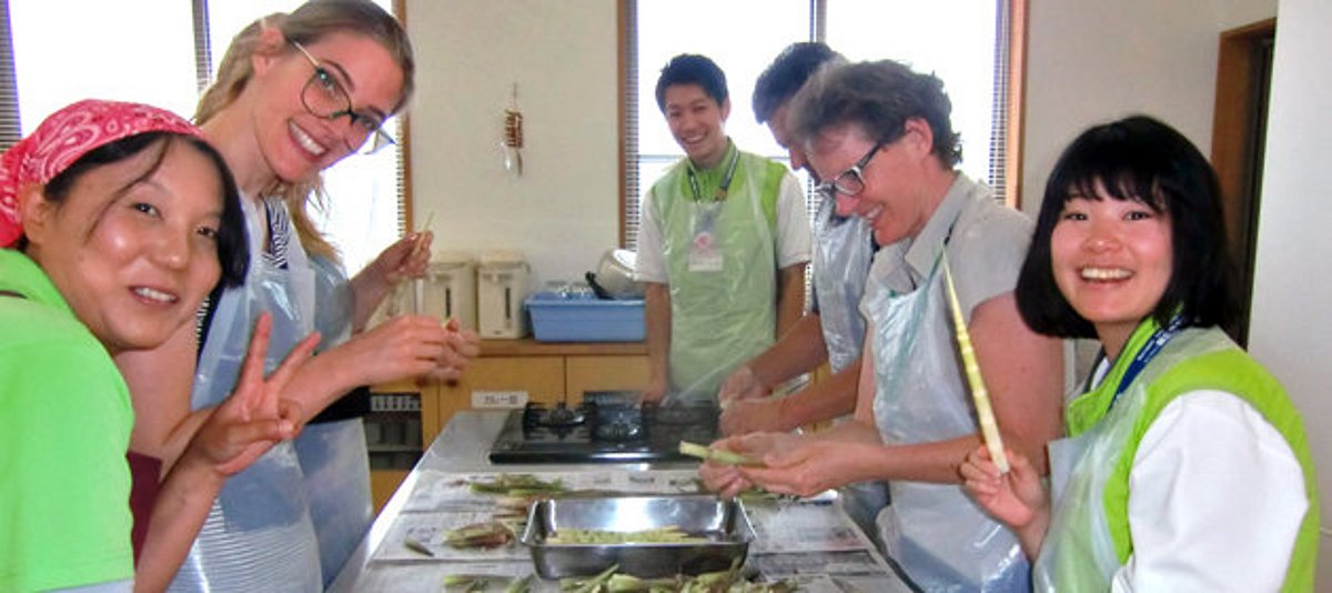 Japanische und deutsche Fachkräfte beim gemeinsamen Kochen