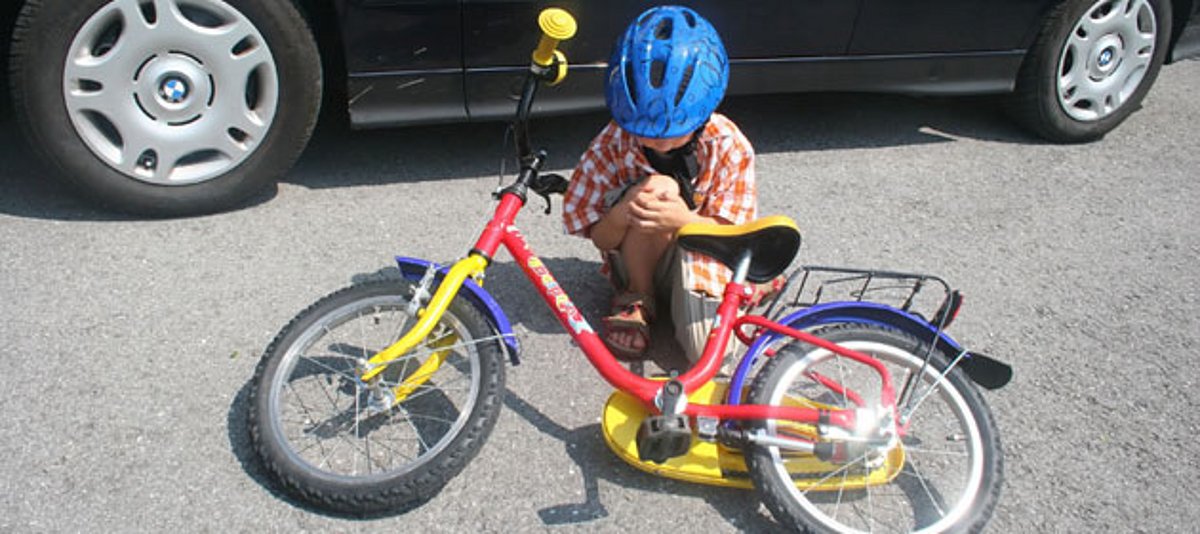 Ein Kind hat einen Fahrradunfall