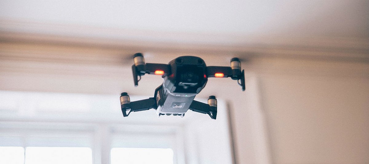 Eine Drohne schwebt vor einem Fenster an einer Zimmerdecke