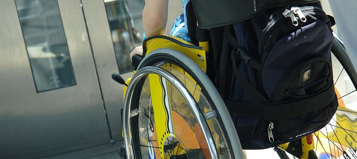 Das Bild zeigt einen Rollstuhl.