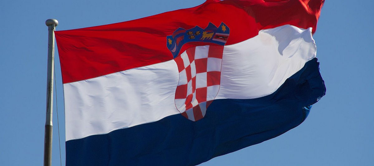 Die kroatische Flagge in rot, weiß und blau weht im Wind