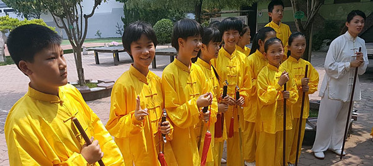 Eine Gruppe chinesischer Jungen in traditioneller Kleidung