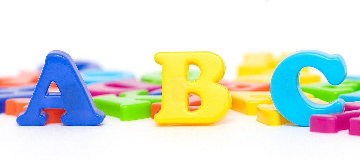 Die Buchstaben A,B und C aus Spielzeug.