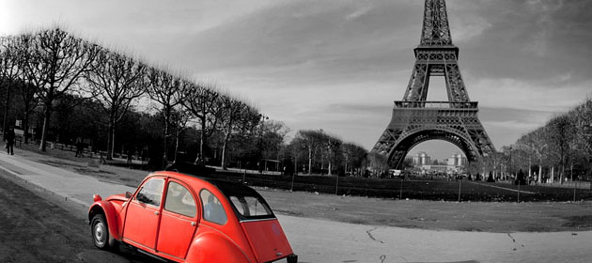 Eine rote Ente vor dem Eiffelturm in Paris