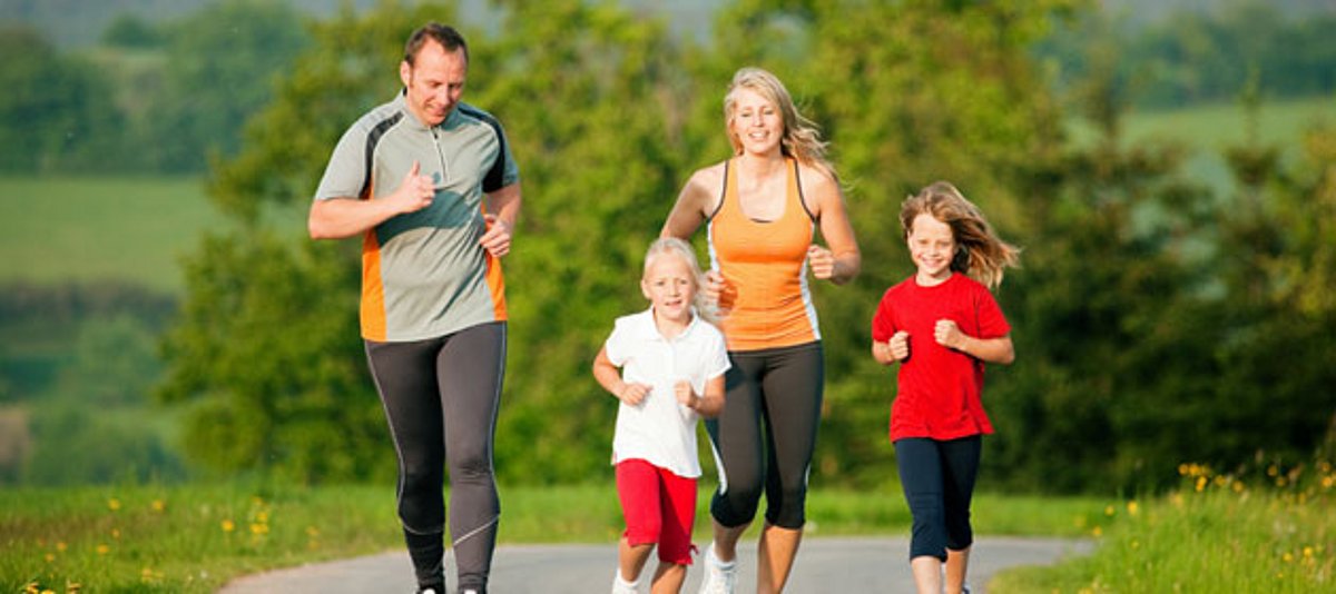 Eine Familie joggt