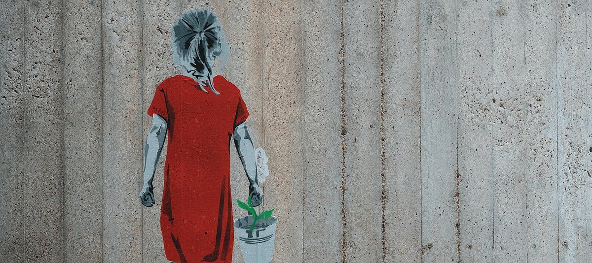 Auf einer Betonmauer ist ein Graffitti zu sehen, das ein Mädchen mit Zopf und rotem Kleid von hinten zeigt, in der Hand trägt es eine Pflanze