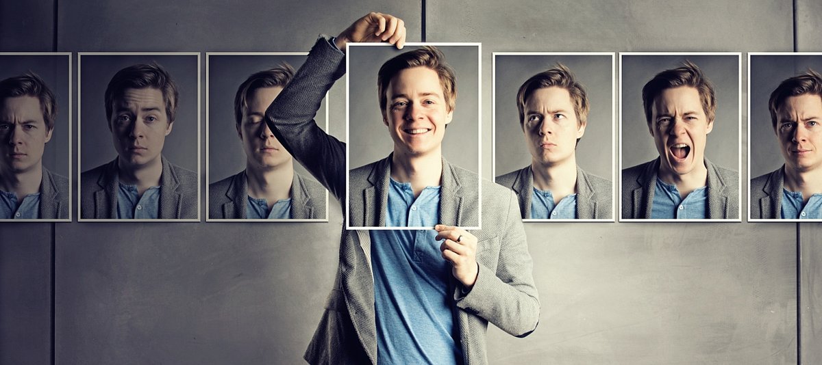 Ein Jugendlicher hält Selbstportraits hoch mit unterschiedlichen Gesichtsausdrücken und Empfindungen seinerseits