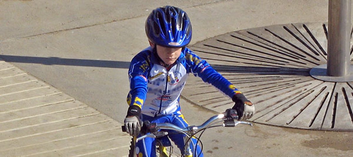 Junge fährt Fahrrad mit Helm