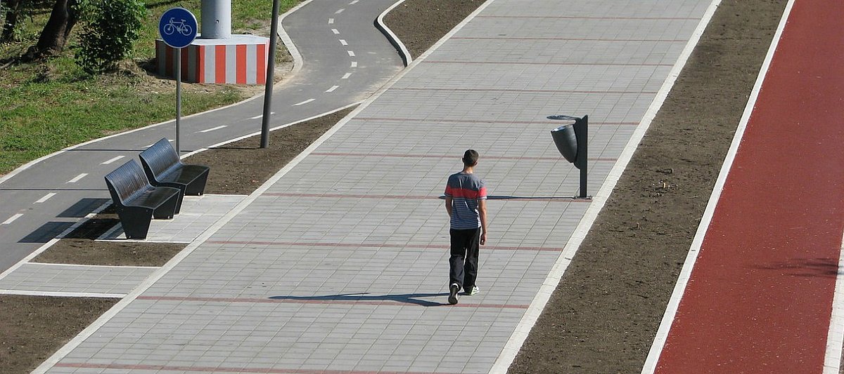Ein junger Mann läuft auf einem Gehweg im serbischen Novi Sad.