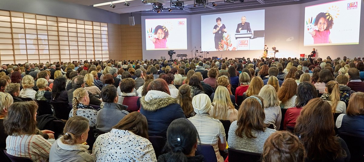 Publikum in Stuhlreihen während eines Vortrages innerhalb des des Kita-Kongresses der ConSozial 2016