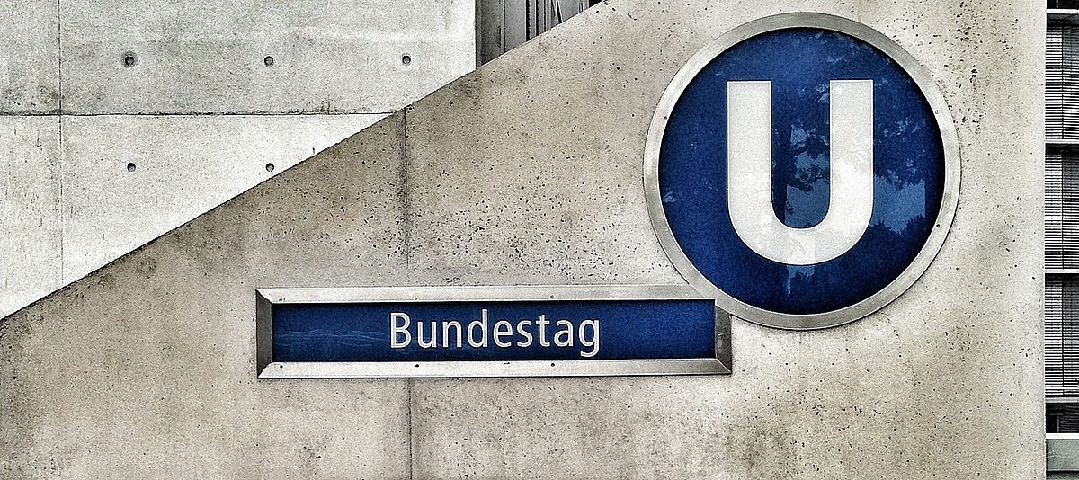 Auf dem Bild ist das Schild der U-Bahn-Haltestelle des Bundestages in Berlin zu sehen