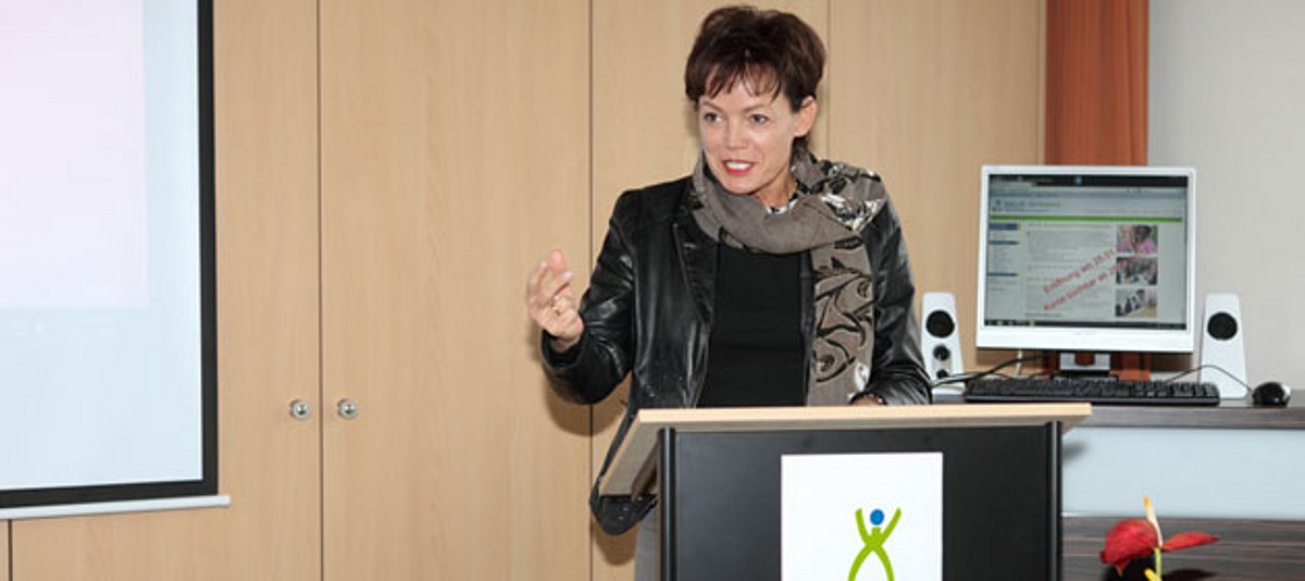 Hessens Verbraucherministerin Lucia Puttrich eröffnet die erste Akademie für ganzheitliche Präventionsarbeit.