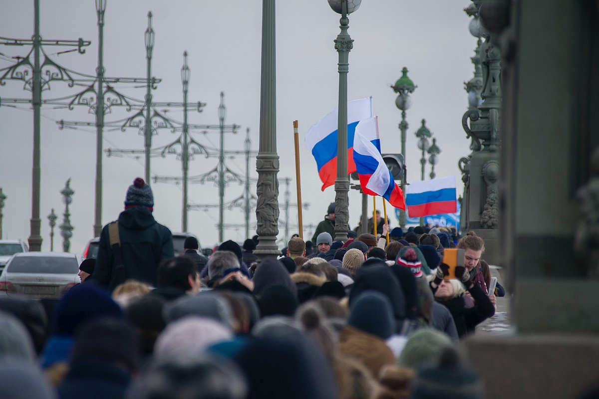 Menschen bei einer Demonstration in St. Petersburg (Russland)