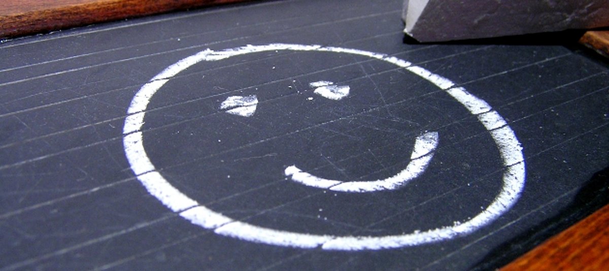 Ein Smiley ist mit Kreide gemalt worden.