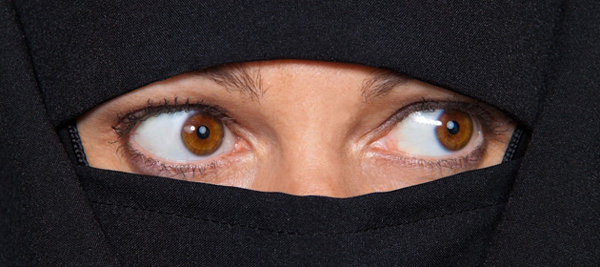 Ausschnitt von Augen einer Frau in Burka