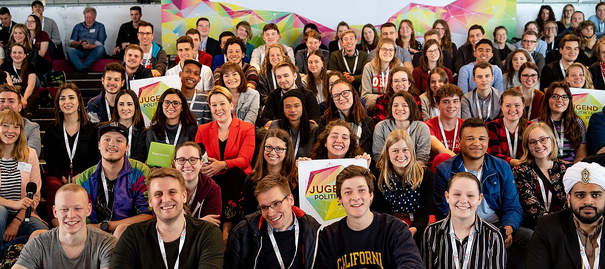 Bundesjugendministerin Dr. Franziska Giffey mit den Teilnehmenden bei den JugendPolitikTagen 2019