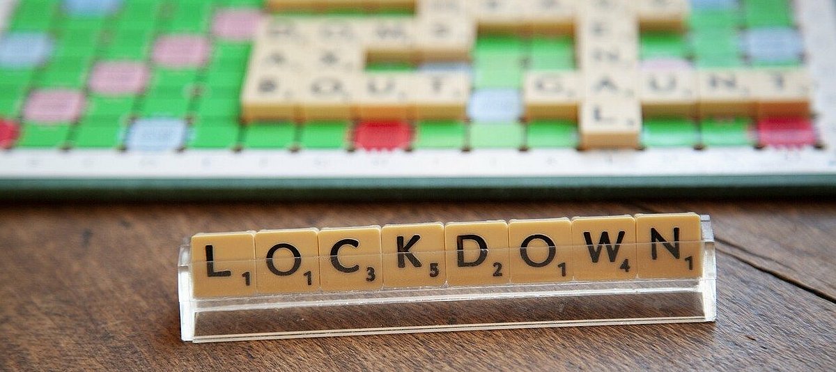 Acht Scrabble-Steine ergeben Lockdown.