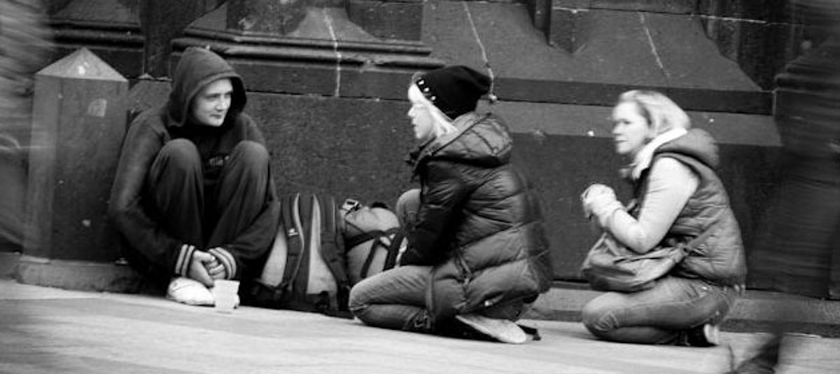 Ein junger Obdachloser auf der Kölner Domplatte