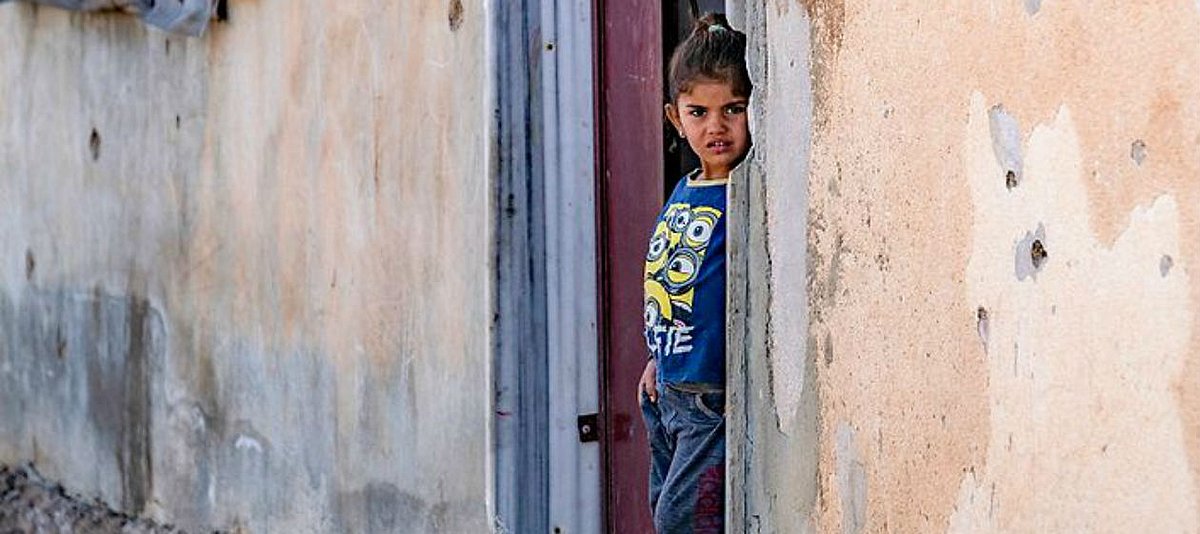 Neben Einschusslöchern in der Wand: Ein Mädchen im Nordosten von Syrien. 