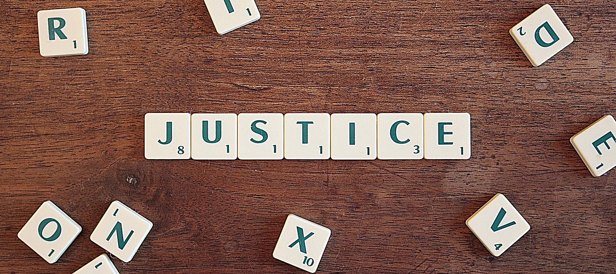 Scrabble Buchstaben ergeben das Wort Justice
