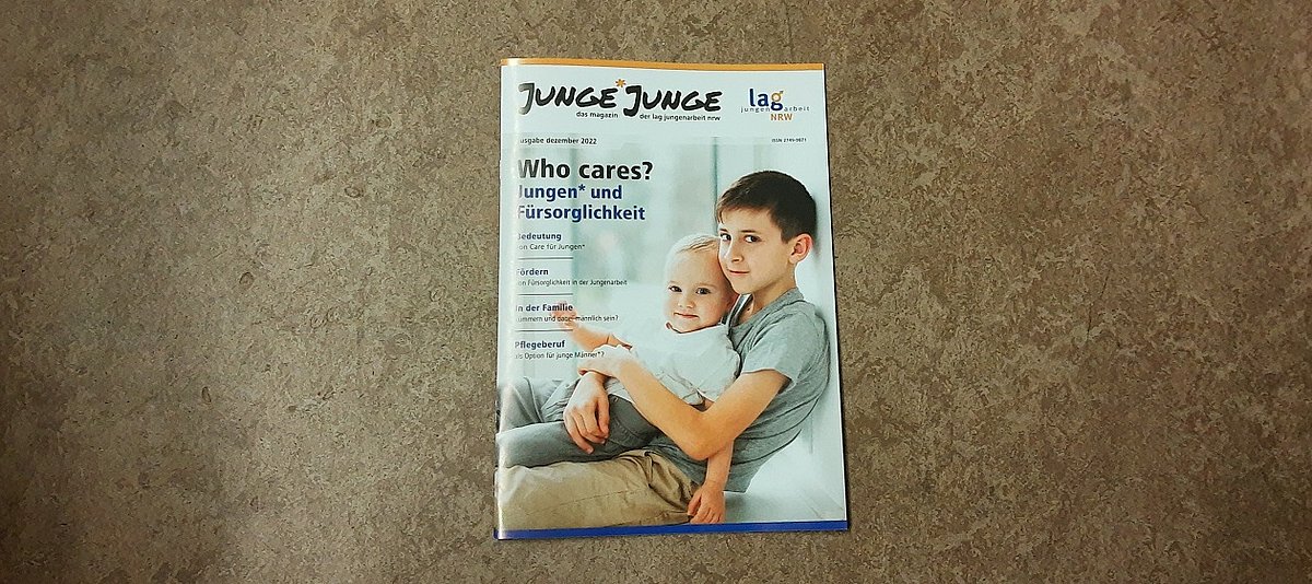 Auf dem Bild ist das Cover der Zeitschriftenausgabe mit dem Titel 'Who Cares - Jungen* und Fürsorglichkeit' zu sehen
