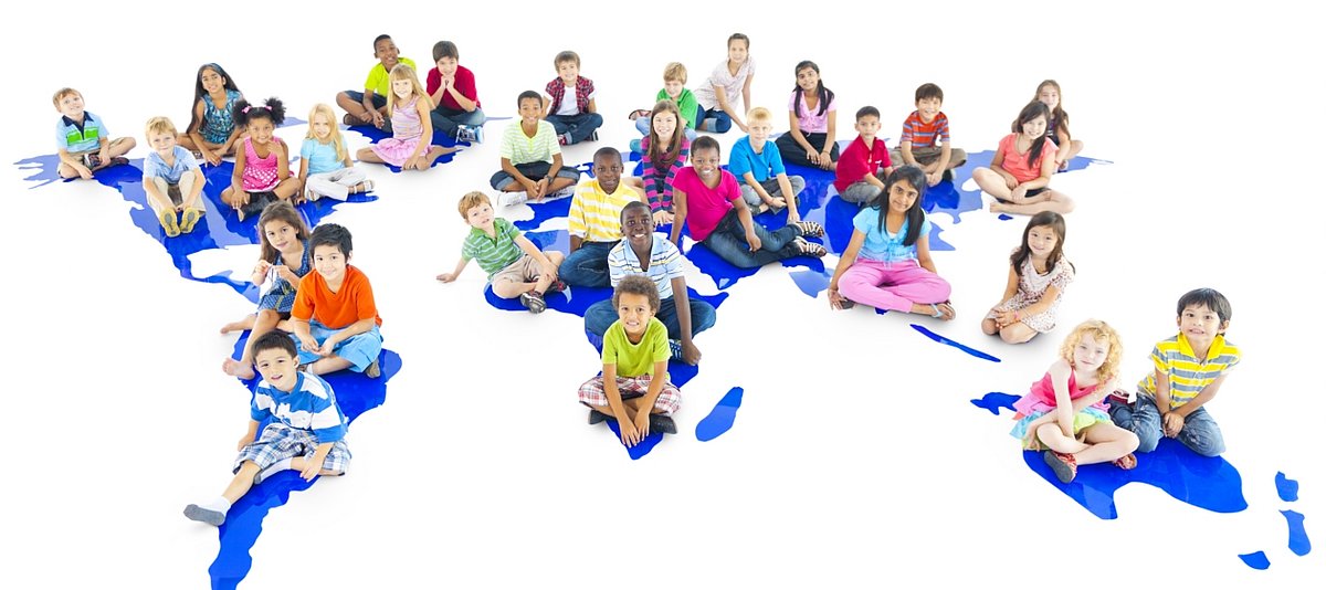 Vile Kinder unterschiedlicher Nationen sitzen auf der Form einer Weltkarte