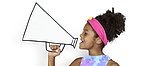 Ein Mädchen mit farbigem Stirnband ruft ewas in ein Magaphon