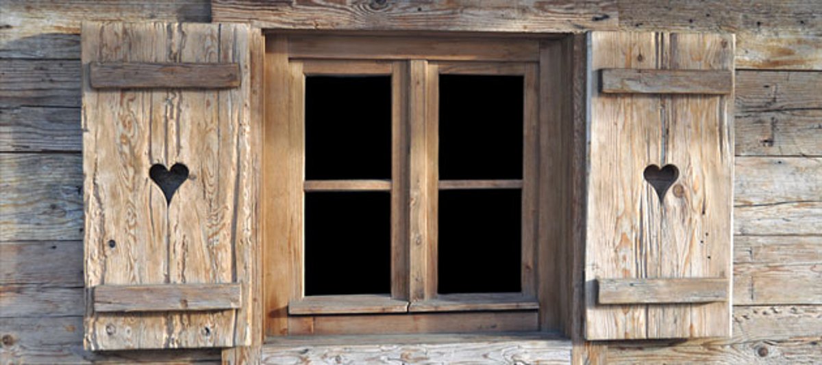 Ein Holzfenster mit Fensterläden