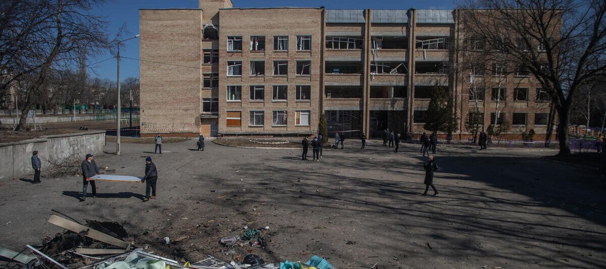 Auf dem Bild ist eine zerstörte ukrainische Schule zu sehen
