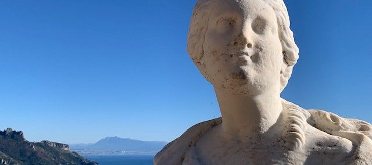 Statue vor der dem Hintergrund der Amalfiküste