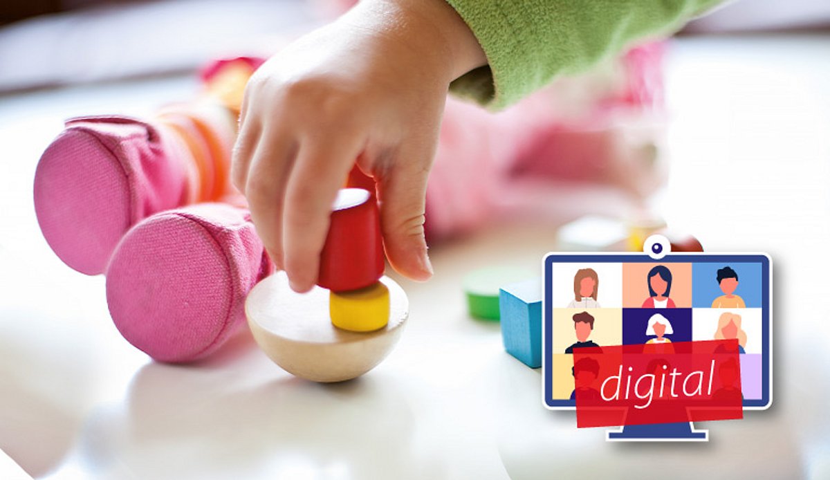 Ein Kind spielt mit Holzspielzeug, daneben ist ein gezeichneter Monitor zu sehen mit der Aufschrift digital