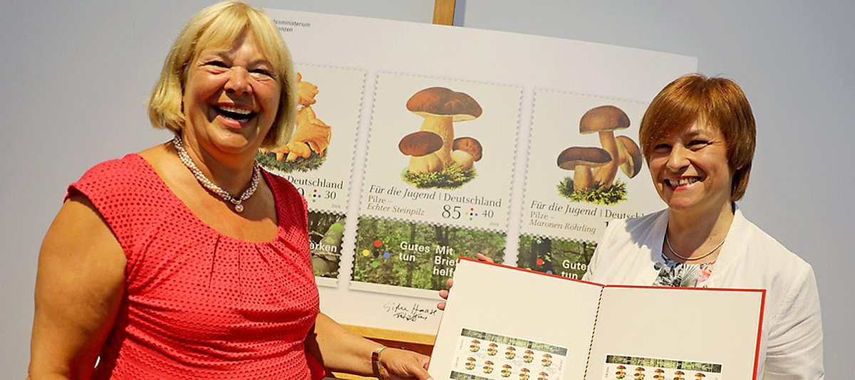 Bettina Hagedorn übergibt die Erstdrucke der Briefmarkenserie "Für die Jugend 2018" an Caren Marks