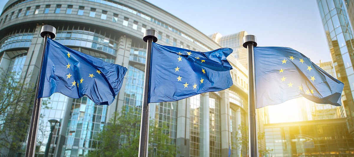 Europäische Flaggen vorm Parlament in Brüssel