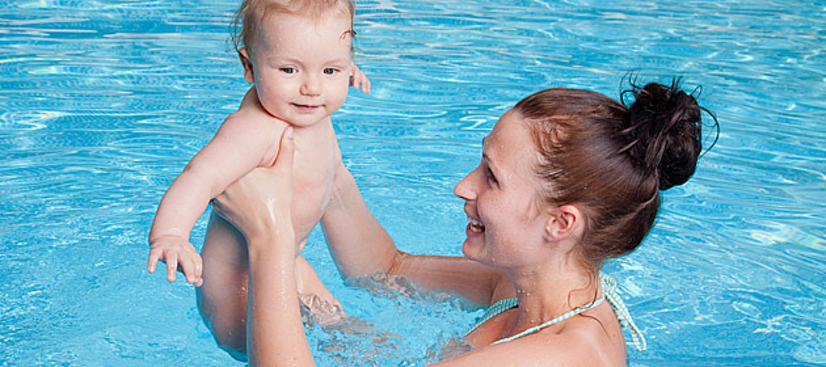 Frau und Kind schwimmen