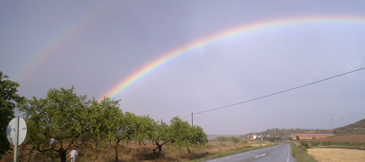 Ein Regenbogen über der Straße
