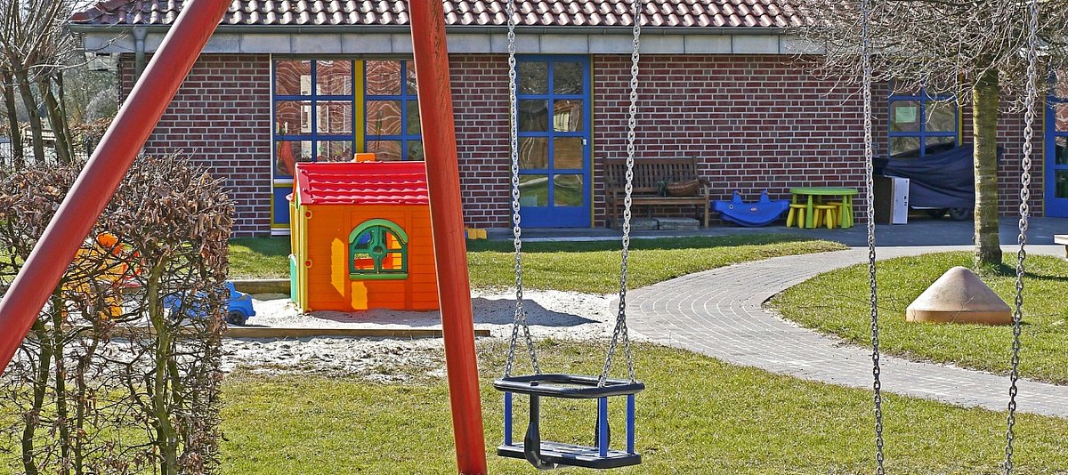 Der leere Außenbereich eines Kindergartens