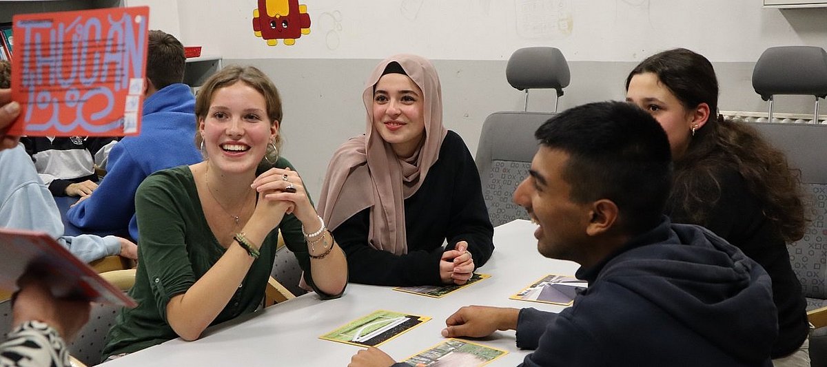 Jugendliche in Aktion mit der „Gemeinsame Zukunft“-Toolbox des Museums für Islamische Kunst in einer Berliner Jugendfreizeiteinrichtung 