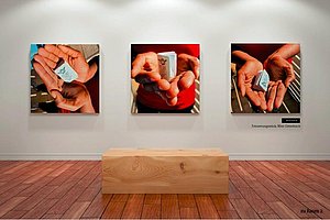 Drei Bilder hängen an der Wand einer virutellen Ausstellung