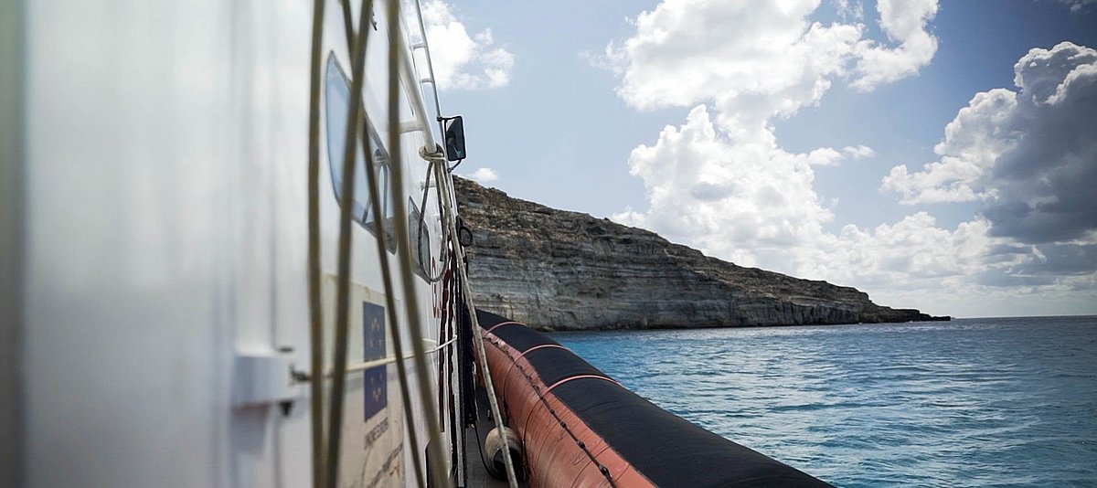 Blick auf die Insel Lampedusa von einem Boot der italienischen Küstenwache aus, das im Mittelmeer patrouilliert, aufgenommen am 26. September 2023.