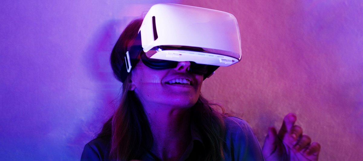 Junge Frau trägt eine Virtual-Reality-Brille